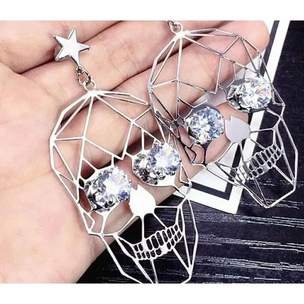 🔥💀🔥NWT Silver skull earrings with faux diamond sparkle eyes.